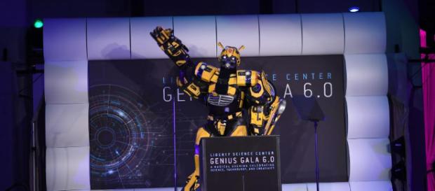 'Transformers' Bumblebee habla en el escenario durante Genius Gala 6.0 en Liberty Science Center el 5 de mayo. 'Transformers' Bumblebee habla en el escenario durante Genius Gala 6.0 en Liberty Science Center el 5 de mayo.