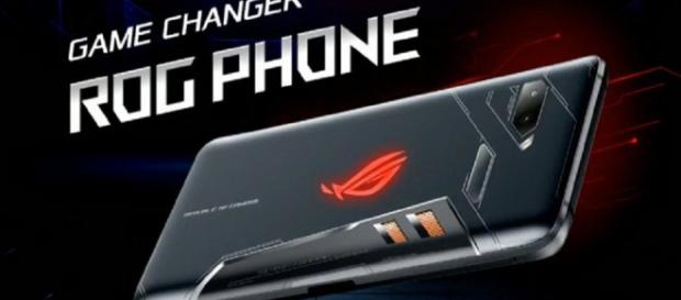 un poderoso teléfono diseñado para jugadores que viene con un ventilador de clip para mantenerlo fresco durante un poderoso teléfono diseñado para jugadores que viene con un ventilador de clip para mantenerlo fresco durante