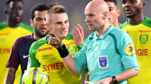 L1 (J20) : Tony Chapron fait un croche-pied à Diego Carlos pour l ... - football365.fr