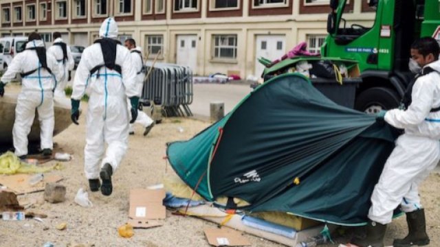 Migranti sgomberati con la ruspa da Macron a Parigi