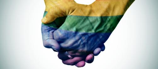 Mani unite simboleggiano le unioni gay