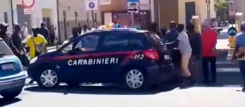 Pisa, carabinieri aggrediti da migranti