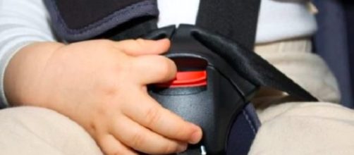 Brescia, bambina di 4 anni lasciata in auto sotto il sole