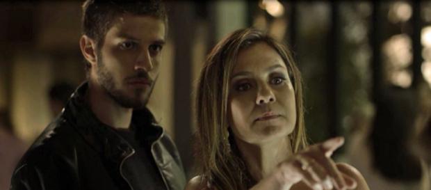 Ícaro e Laureta são presos em Segundo Sol (Foto: TV Globo) Ícaro e Laureta são presos em Segundo Sol (Foto: TV Globo)