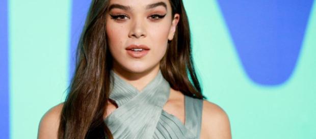 La estrella de "Bumblebee" Hailee Steinfeld comparte la primera foto del set La estrella de "Bumblebee" Hailee Steinfeld comparte la primera foto del set