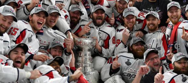 Los Capitals ganaron su primera Copa Stanley. NHL.com. Los Capitals ganaron su primera Copa Stanley. NHL.com.