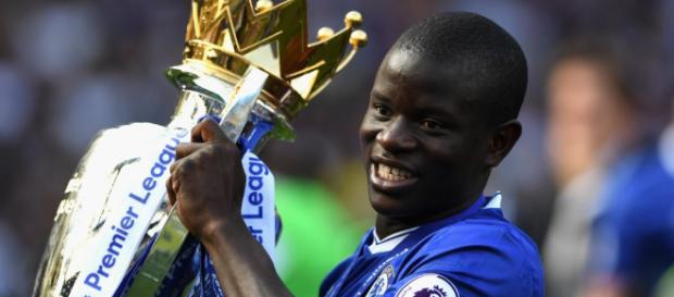 N'Golo Kanté, surveillé par le Paris Saint-Germain. N'Golo Kanté, surveillé par le Paris Saint-Germain.
