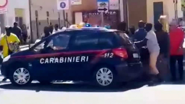 Pisa, carabinieri aggrediti da migranti