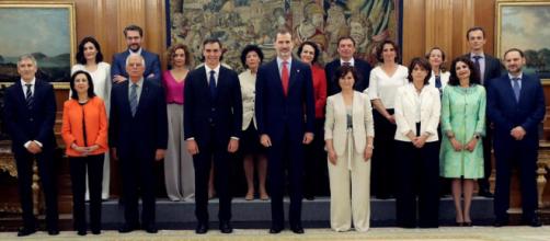 Felipe VI, Pedro Sánchez y todos los nuevos ministros esta mañana.