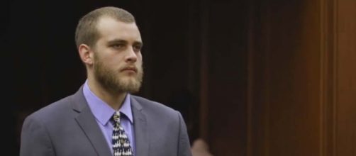 South African Henri van Breda, who slaughtered his family with an axe, receives sentencing. [Image Multimedia LIVE/YouTube]