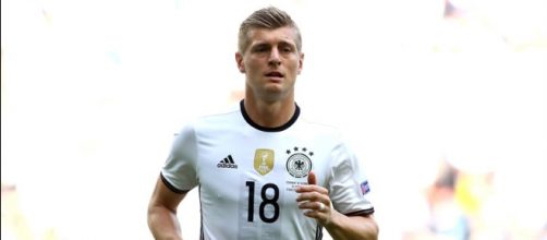 Toni Kroos prima disfa e poi rimedia lasciando aperta la qualificazione