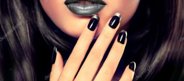 Manicure francesa en negro con dorado. - depositphotos.com Manicure francesa en negro con dorado. - depositphotos.com