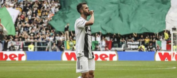 Miralem Pjanic est une piste sérieusement envisagée par le FC Barcelone. Miralem Pjanic est une piste sérieusement envisagée par le FC Barcelone.