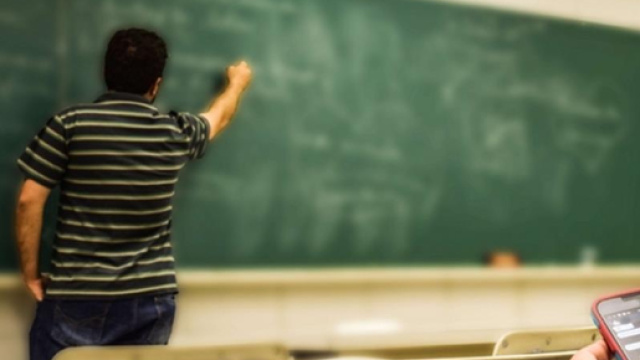 Francia: votata in prima lettura la proposta di legge sul divieto dei cellulari a scuola