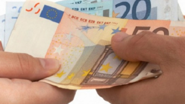 Stipendi in contanti, scatta il divieto