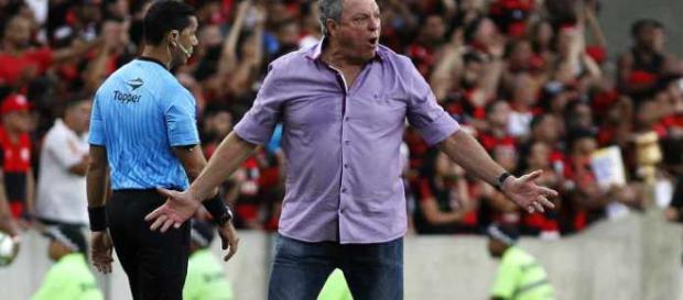 Abel Braga reconhece superioridade do Flamengo, mas lamenta comportamento de Vinícius Júnior e Lucas Paquetá (Foto: Reprodução/NETFLU) Abel Braga reconhece superioridade do Flamengo, mas lamenta comportamento de Vinícius Júnior e Lucas Paquetá (Foto: Reprodução/NETFLU)