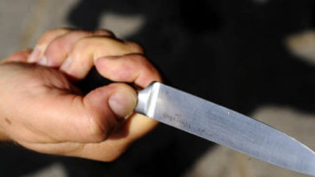 Tenta di uccidere il padre con un coltello e poi scappa
