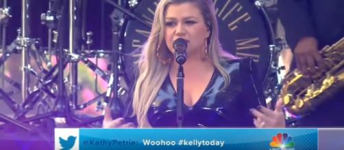 Kelly Clarkson sizzles on 'American Woman' at the CMT Music Awards. [image source: slaymeclarkson c: - YouTube]