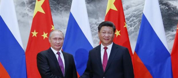 Vertice parallelo al G7 tra Vladimir Putin e Xi Jimping, presidente della Repubblica popolare cinese. Vertice parallelo al G7 tra Vladimir Putin e Xi Jimping, presidente della Repubblica popolare cinese.