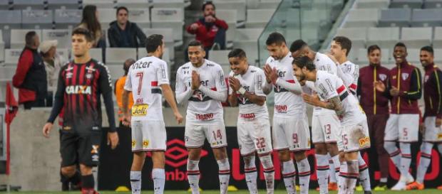 Nenê faz de pênalti e São Paulo quebra tabu na Arena da Baixada Nenê faz de pênalti e São Paulo quebra tabu na Arena da Baixada