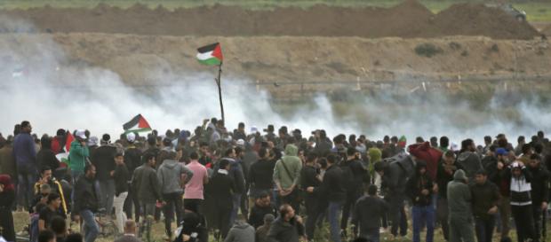 Rassemblement de Palestinien à la frontière israélienne. Rassemblement de Palestinien à la frontière israélienne.