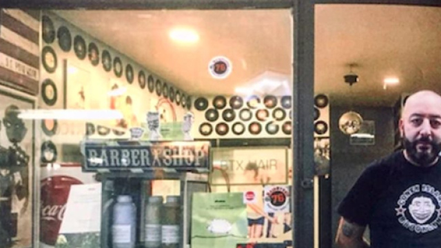 Napoli, Salvatore Visone offre piega gratis alle donne con pensione minima