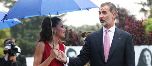 La Reina no dejó que el rey Felipe le sujetara su paraguas bajo la lluvia
