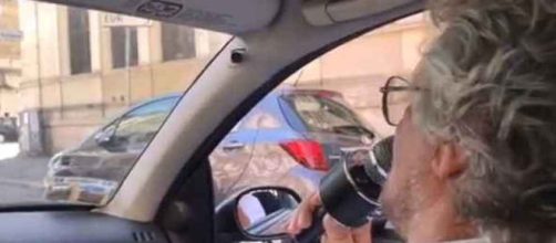 Beppe Grillo gira un video a Roma: 'Non c'è nemmeno una buca'