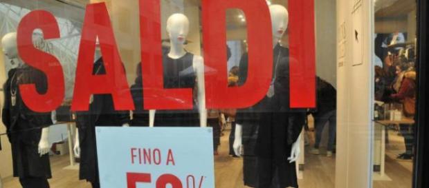 Inizio saldi 2018: Codacons e Guardia di Finanza rivelano i consigli per evitare truffe Inizio saldi 2018: Codacons e Guardia di Finanza rivelano i consigli per evitare truffe