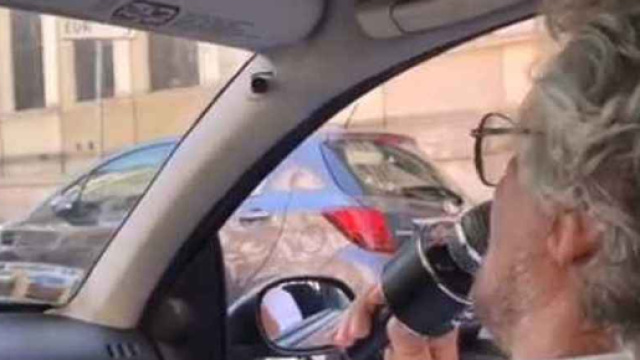 Beppe Grillo gira un video a Roma: 'Non c'è nemmeno una buca'