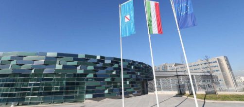Nel nuovo Ospedale del mare di Napoli, il reparto di chirurgia vascolare sarebbe stato chiuso 'per festa'.