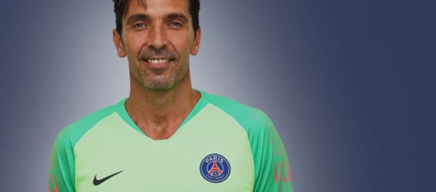 PARÍS / Fans le dan una gran bienvenida a Buffon en su presentación oficial del PSG PARÍS / Fans le dan una gran bienvenida a Buffon en su presentación oficial del PSG