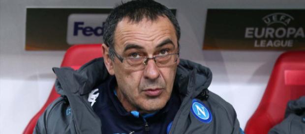 Maurizio Sarri devait partir vers Chelsea dès le début du mercato, mais un prix de 20 millions d'euros est exigé par Naples. Maurizio Sarri devait partir vers Chelsea dès le début du mercato, mais un prix de 20 millions d'euros est exigé par Naples.