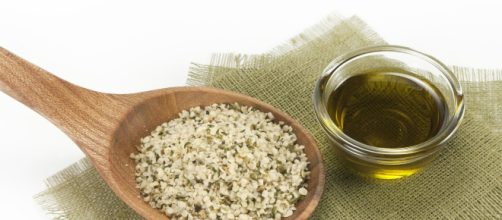 Le proteine contenute nell'olio di semi di canapa possono avere effetti benefici sulla pelle.