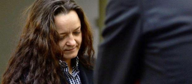 Beate Zschäpe trägt am letzten Verhandlungstag ihre Haare offen, wie auf diesem Foto, ihre Miene ist aber wesentlich angespannter. Beate Zschäpe trägt am letzten Verhandlungstag ihre Haare offen, wie auf diesem Foto, ihre Miene ist aber wesentlich angespannter.