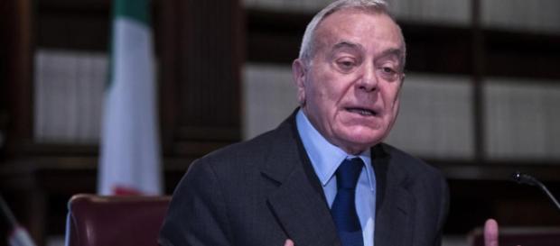 Gianni Letta racconta la sua biografia al Premio Agol a Roma Gianni Letta racconta la sua biografia al Premio Agol a Roma