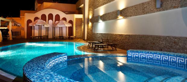 Sperlonga: 13enne muore dopo essere stata risucchiata dal bocchettone della piscina di un hotel. Sperlonga: 13enne muore dopo essere stata risucchiata dal bocchettone della piscina di un hotel.
