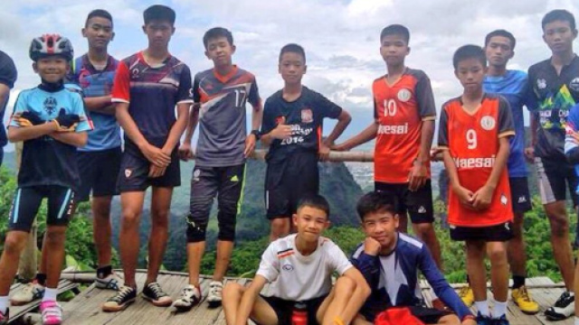 I 12 ragazzi della grotta assieme al loro allenatore