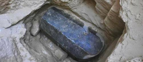 L'enorme ed ancora intatto sarcofago di granito nero ritrovato ad Alessandria d'Egitto - rebrn.com