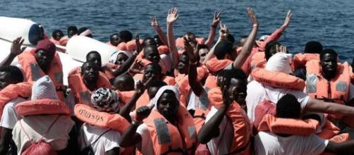 ITALIA / Matteo Salvini prohíbe la llegada de un barco privado con 66 migrantes