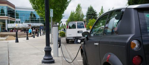 A charging station for electric cars in Hillsboro, Oregon (Image source – Visitor7, Wikimedia Commons)