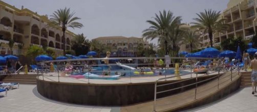 A holidaymaker at the Dunas Mirador resort on Gran Canaria filmed the early morning rush for sunbeds. [Image Dominic Blom/YouTube]