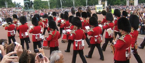 Coldstream Guards in Buckingham Palace (Image courtesy - Tognopop, Wikimedia Commons)