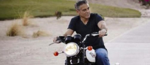 George Clooney a bordo della sua moto
