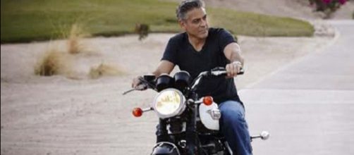 Incidente in moto per George Clooney in Sardegna: dimesso dall'ospedale