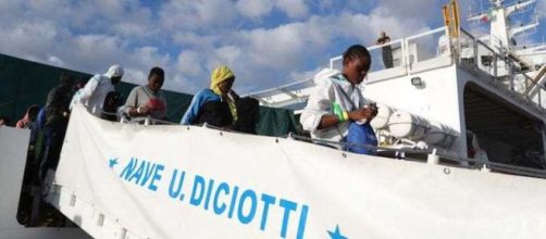 Migranti che scendono dalla nave Diciotti