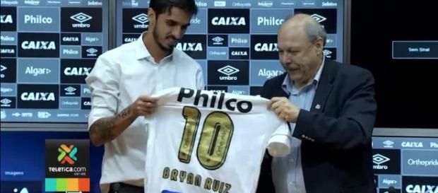 Bryan Ruiz já posou com a camisa santista. Bryan Ruiz já posou com a camisa santista.