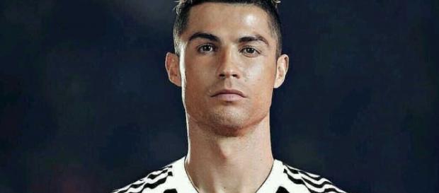 Cristiano Ronaldo assume a camisa do Juventus na segunda-feira (16) Cristiano Ronaldo assume a camisa do Juventus na segunda-feira (16)