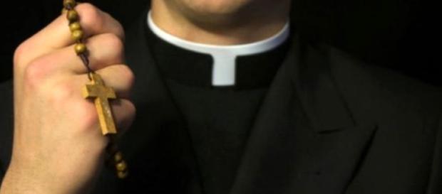 Donna scoperta dall'ex marito in intimità con un sacerdote: il prete sferra un pugno all'uomo Donna scoperta dall'ex marito in intimità con un sacerdote: il prete sferra un pugno all'uomo