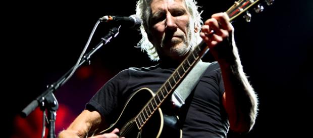 Roger Waters in concerto mentre suona la chitarra acustica Roger Waters in concerto mentre suona la chitarra acustica